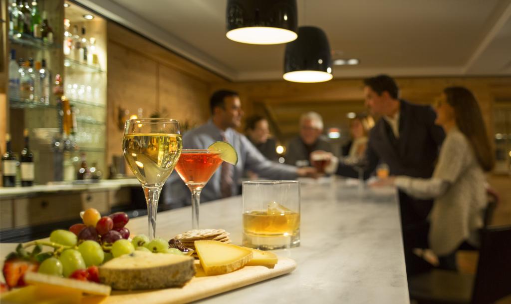 Red Rooster Bar<p> </p> <ul> <li><strong>The Red Rooster</strong>: The Red Rooster is a AAA Four Diamond-rated dining experience featuring local purveyors and homemade victuals – like specialty cheeses, heirloom produce, and organic meats – served up in a casual, relaxed atmosphere.</li> <li><strong>Richardson’s Tavern</strong>: The essence of Vermont is paired with a bar featuring local craft brews and spirits at Richardson’s Tavern, where a relaxed atmosphere invites warm conversation among friend