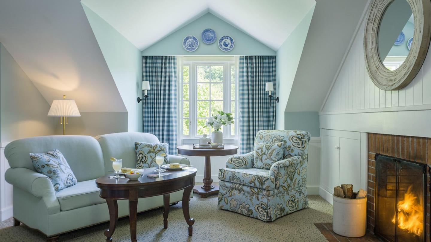 Tavern Suite Livingroom