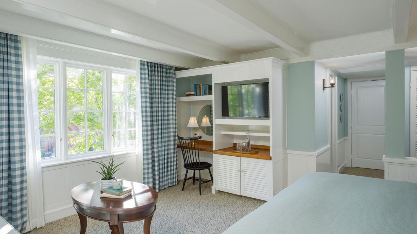 Tavern King Suite 205-2