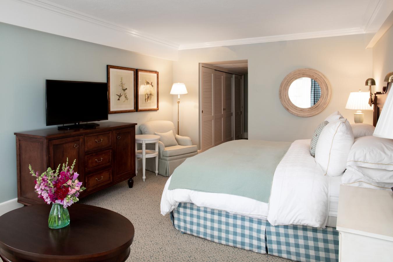 Main Inn Suite Bed Tv