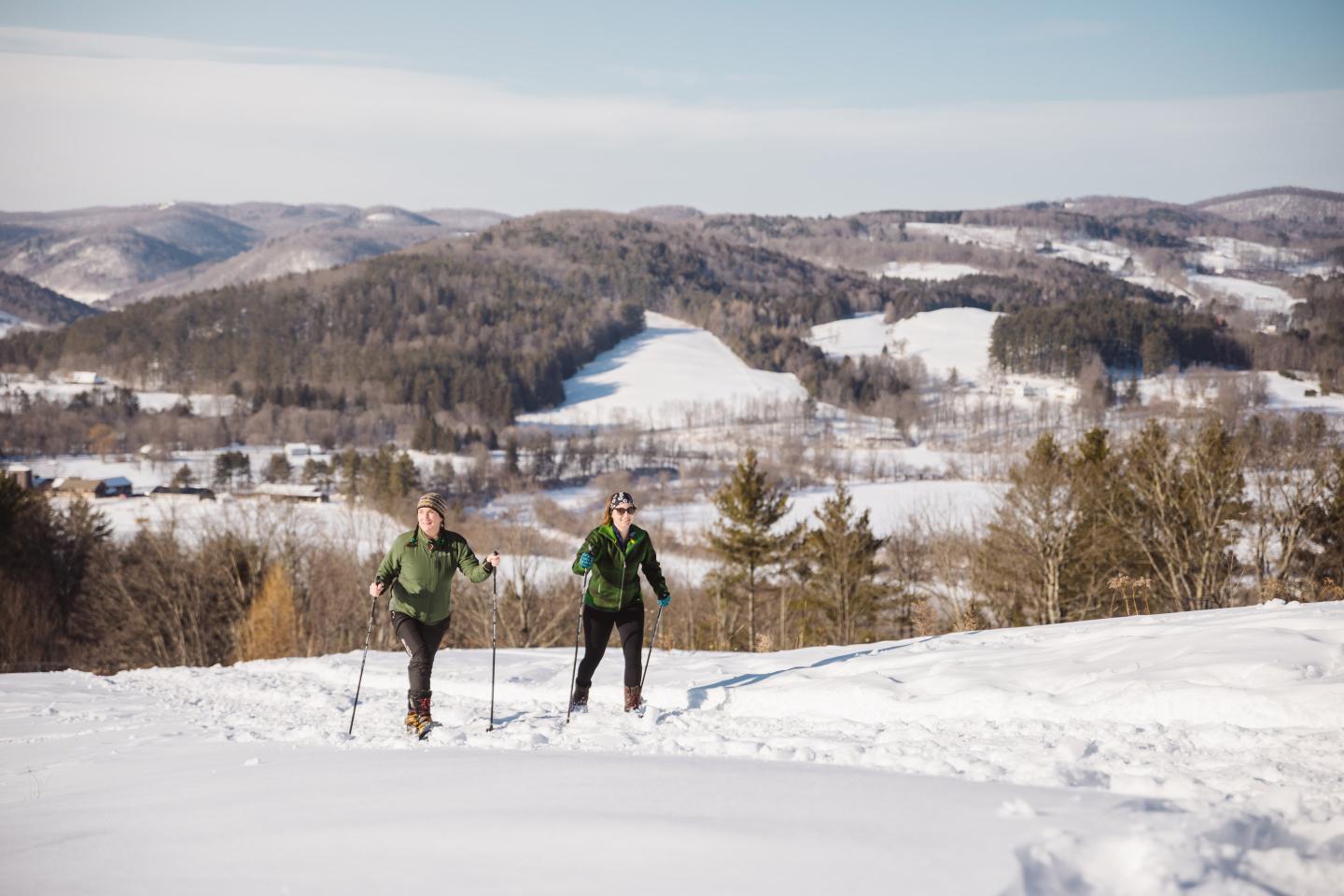 2 women snowshoers