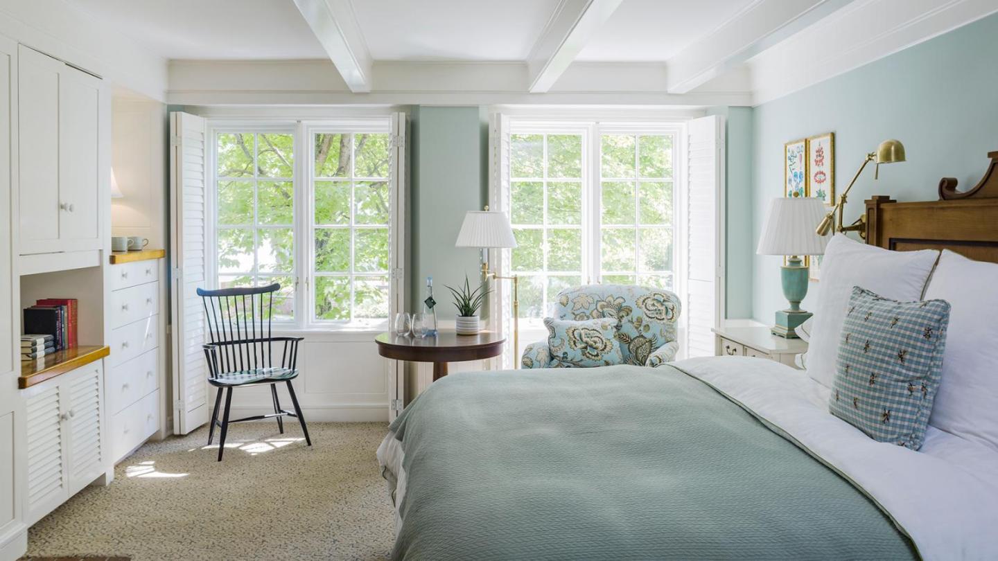 Tavern King Room with Electric Fireplace