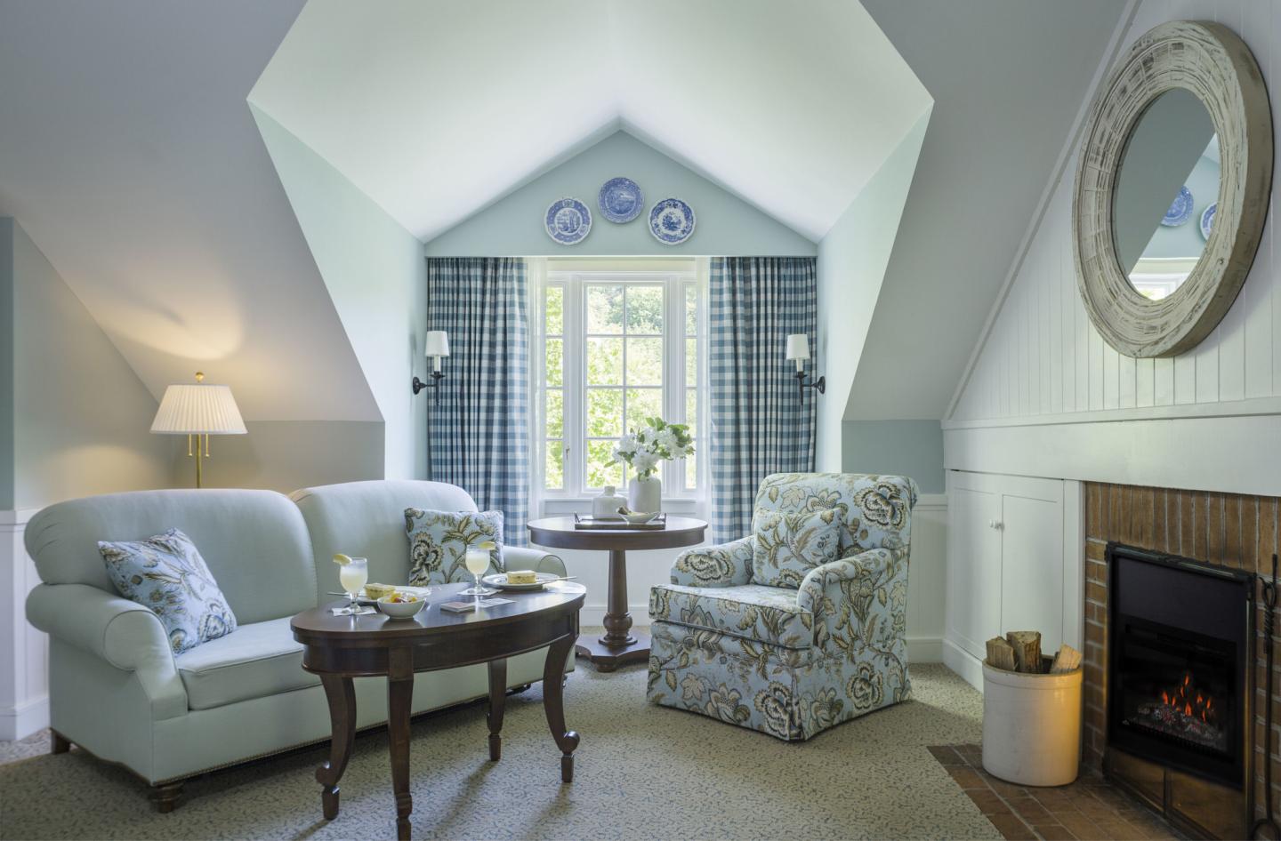 Tavern King Suite with Electric Fireplace