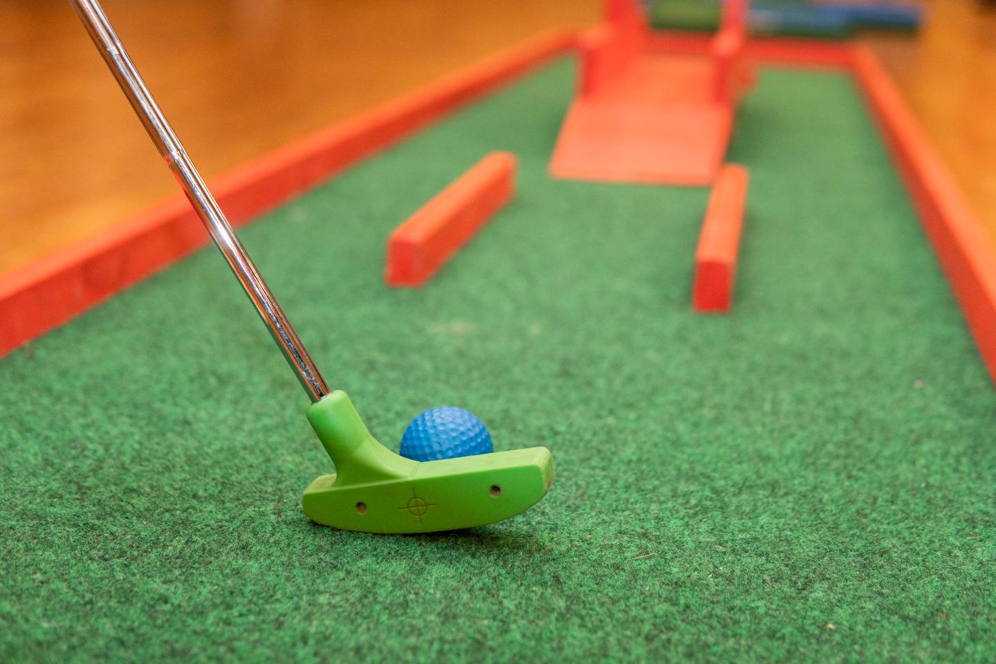 Indoor mini golf
