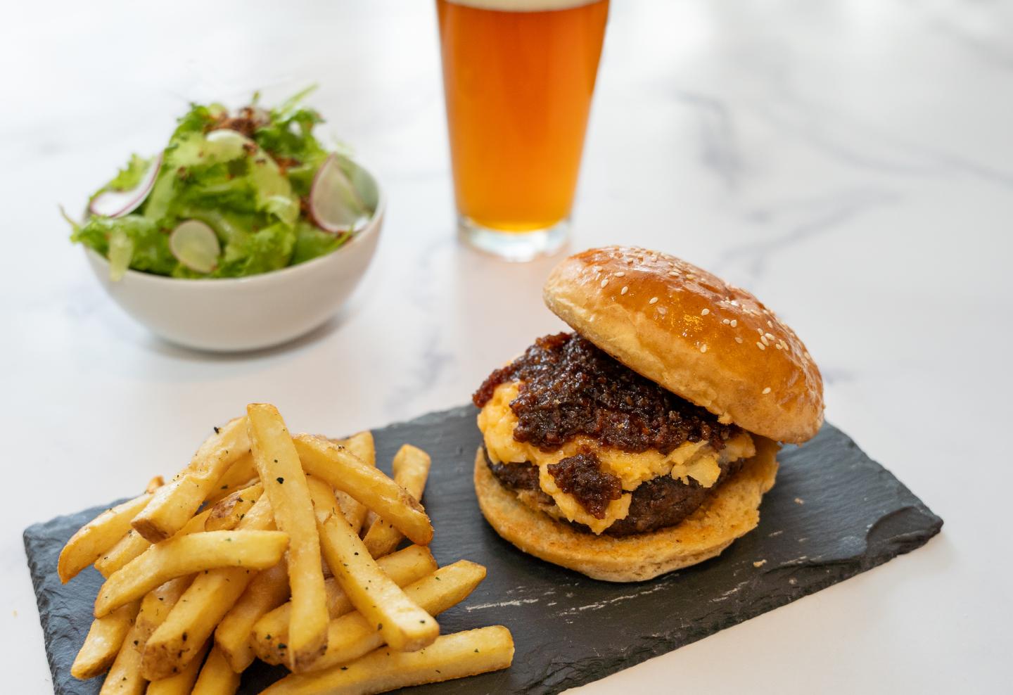 Woodstocker Burger in Richardson’s Tavern