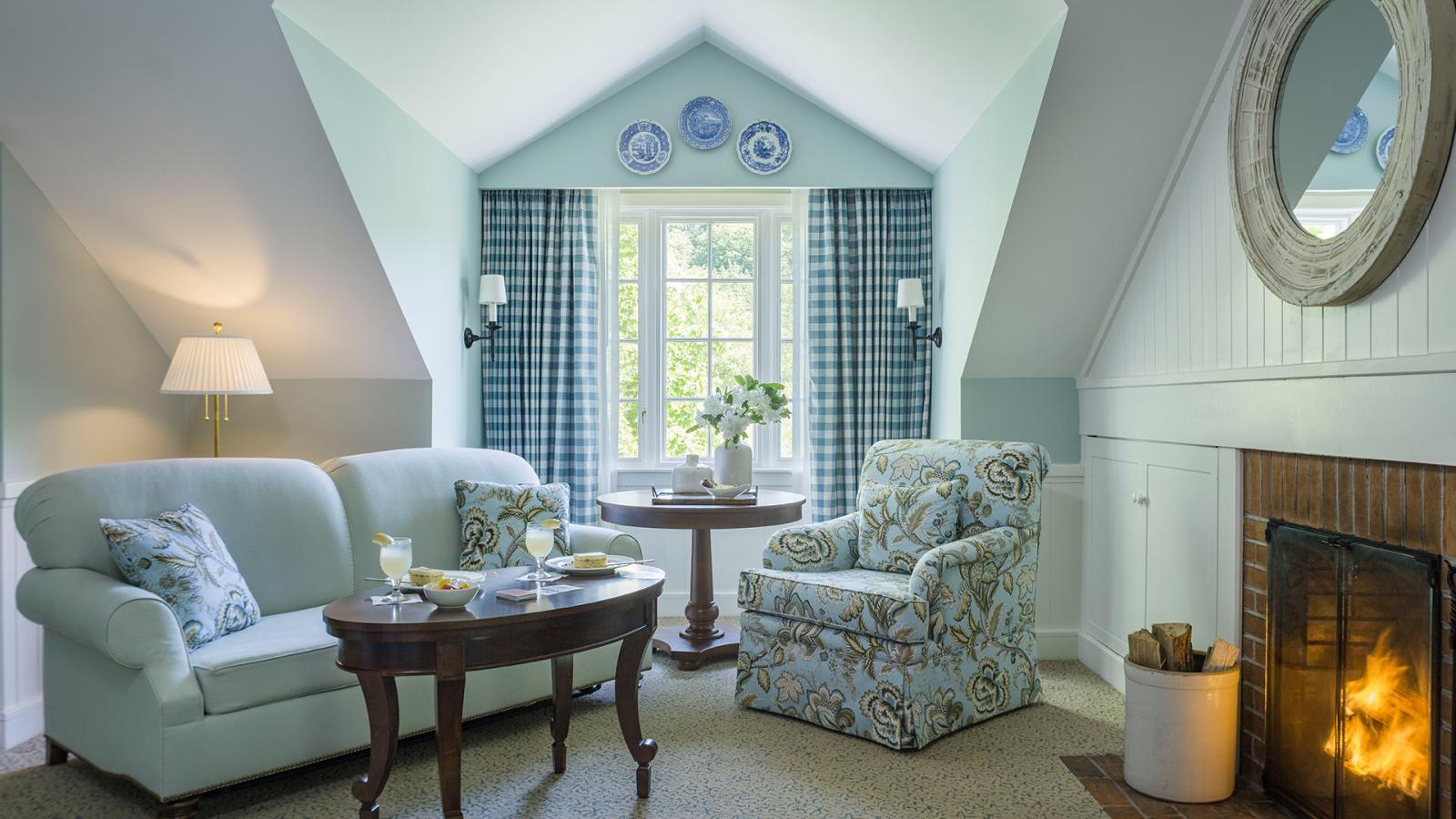 Tavern Suite Livingroom