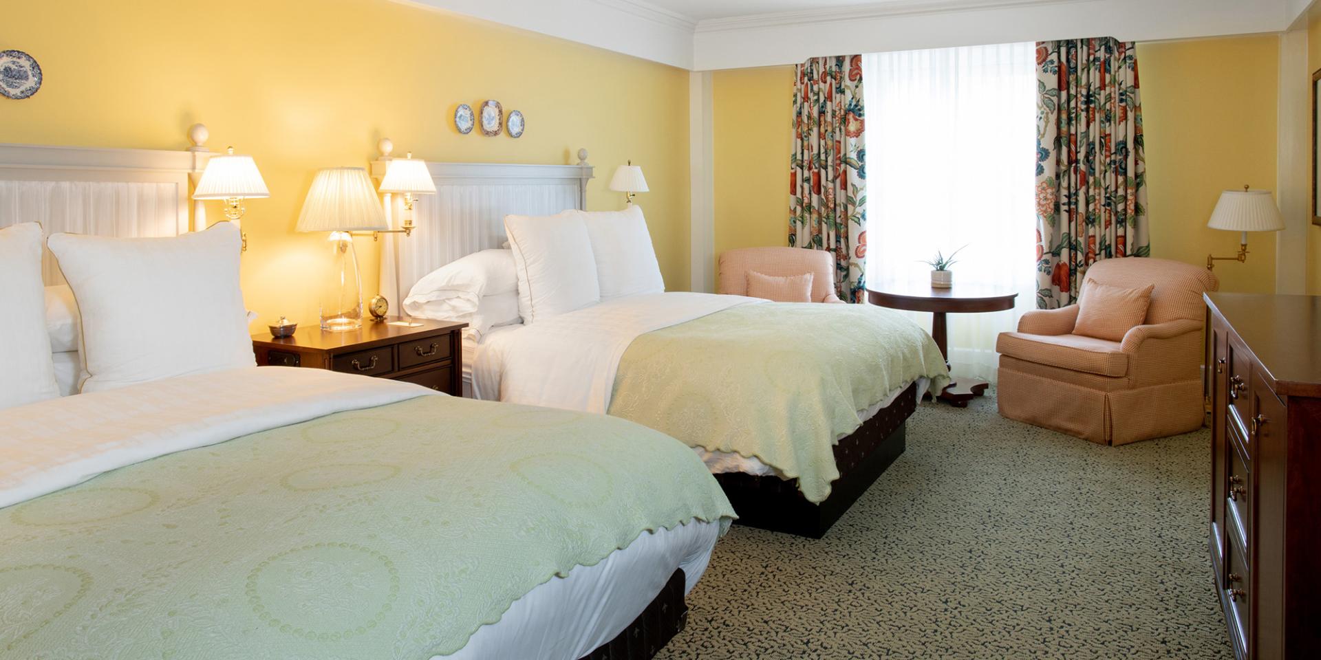 Queen room with chairs